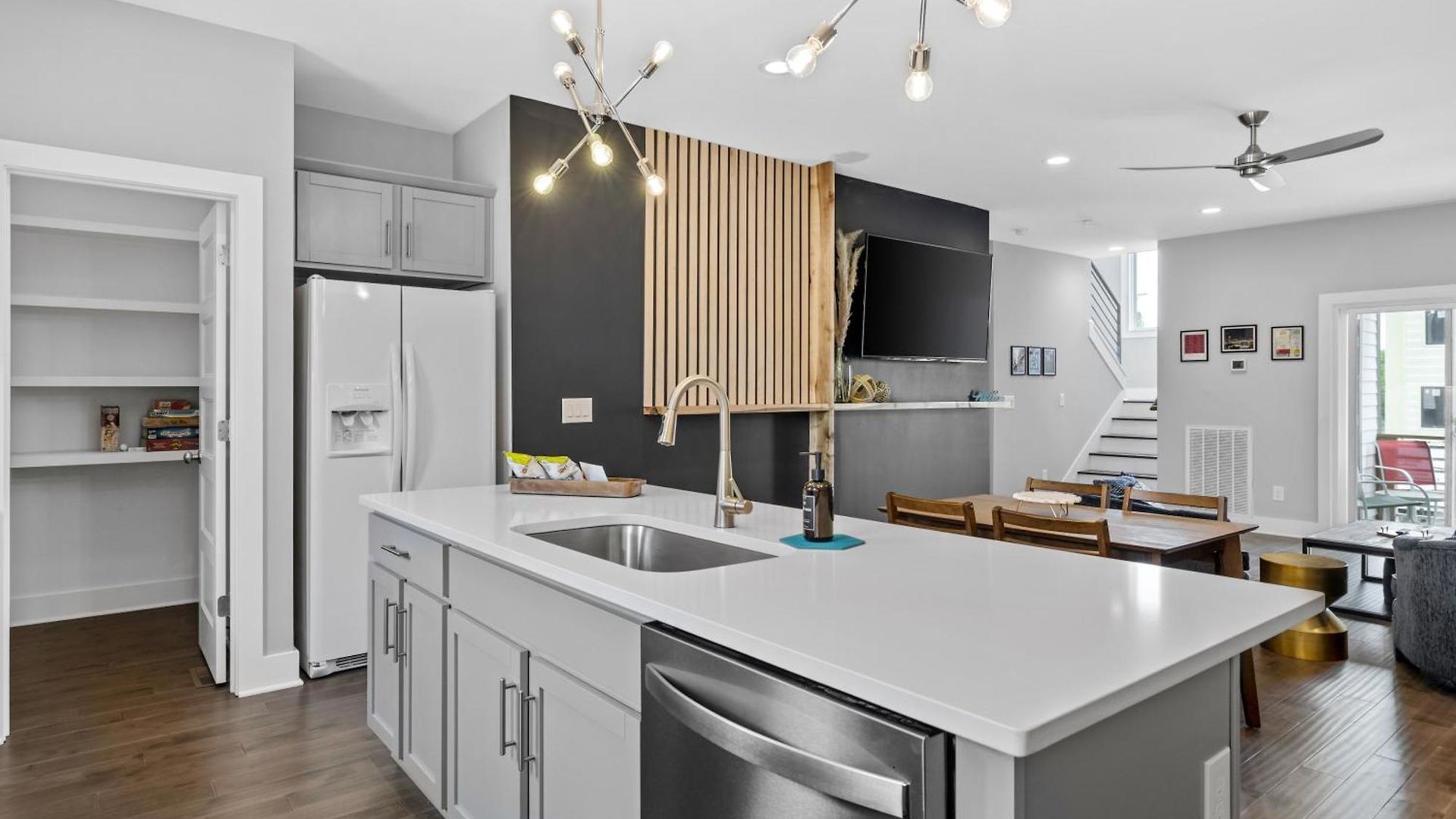 Rhythm & View - Large 4-bedroom Townhome With Private Garage & Dual Balconies