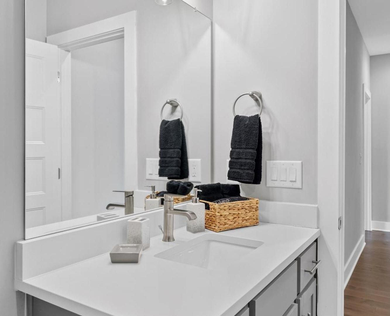 Rhythm & View - Large 4-bedroom Townhome With Private Garage & Dual Balconies *