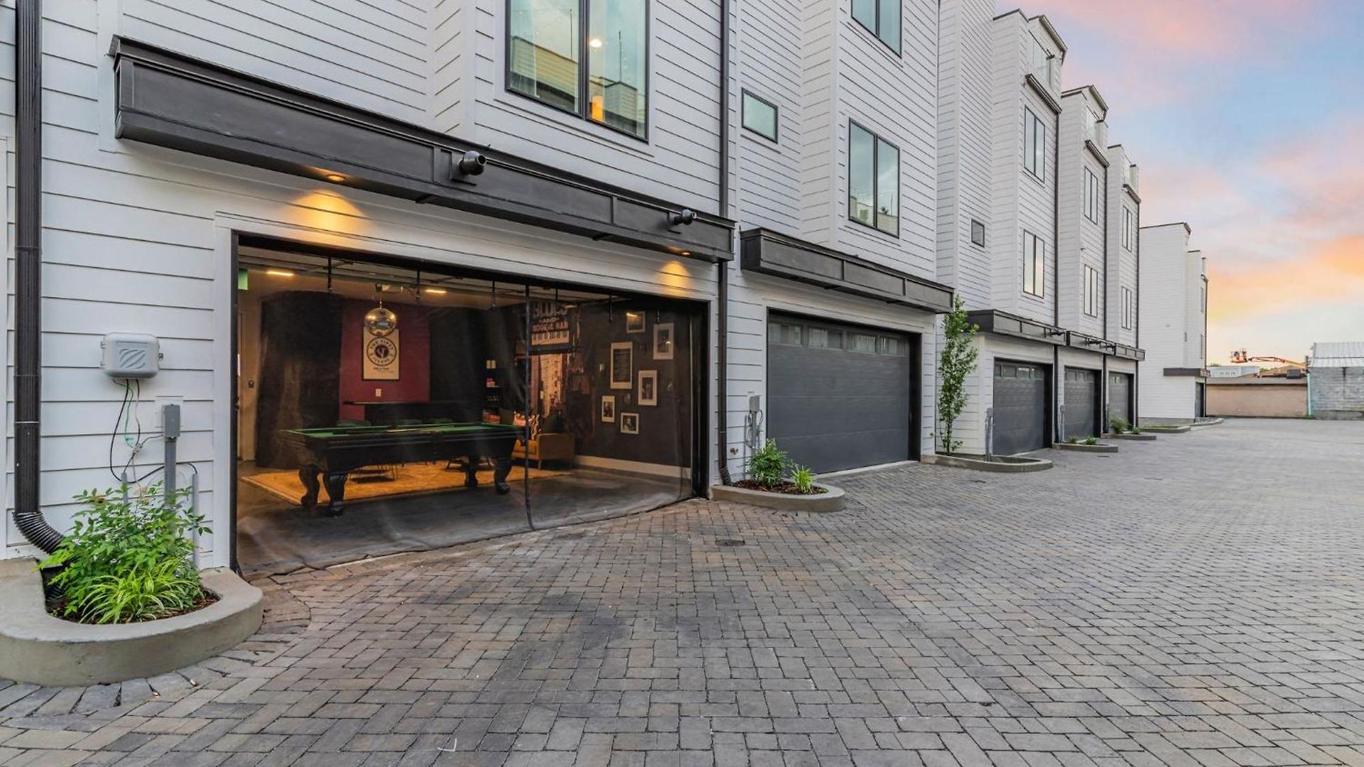 Rooftop Hot Tub & Game - 3 Miles To Downtown Holiday home