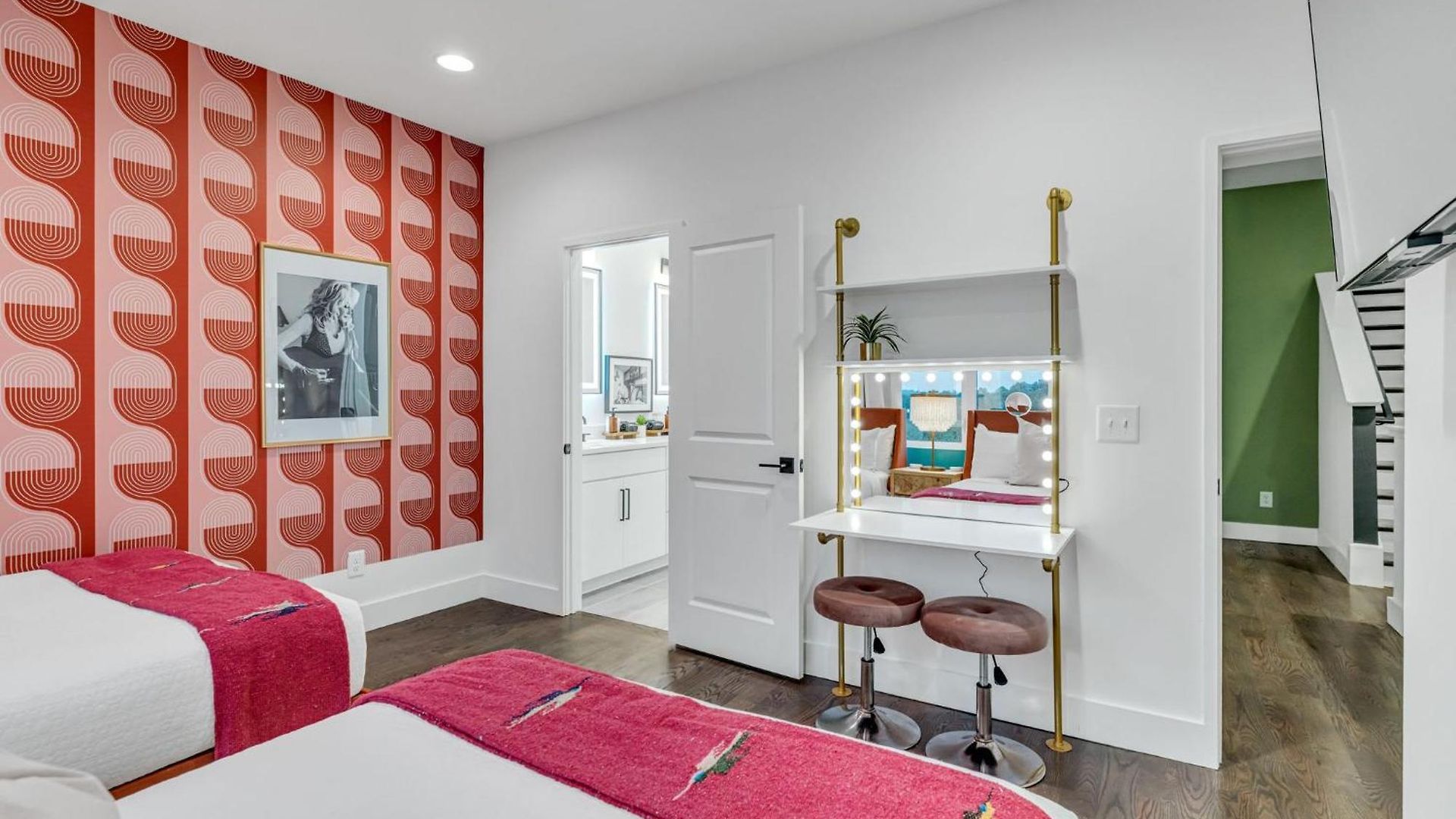 Rooftop Hot Tub & Game - 3 Miles To Downtown Holiday home