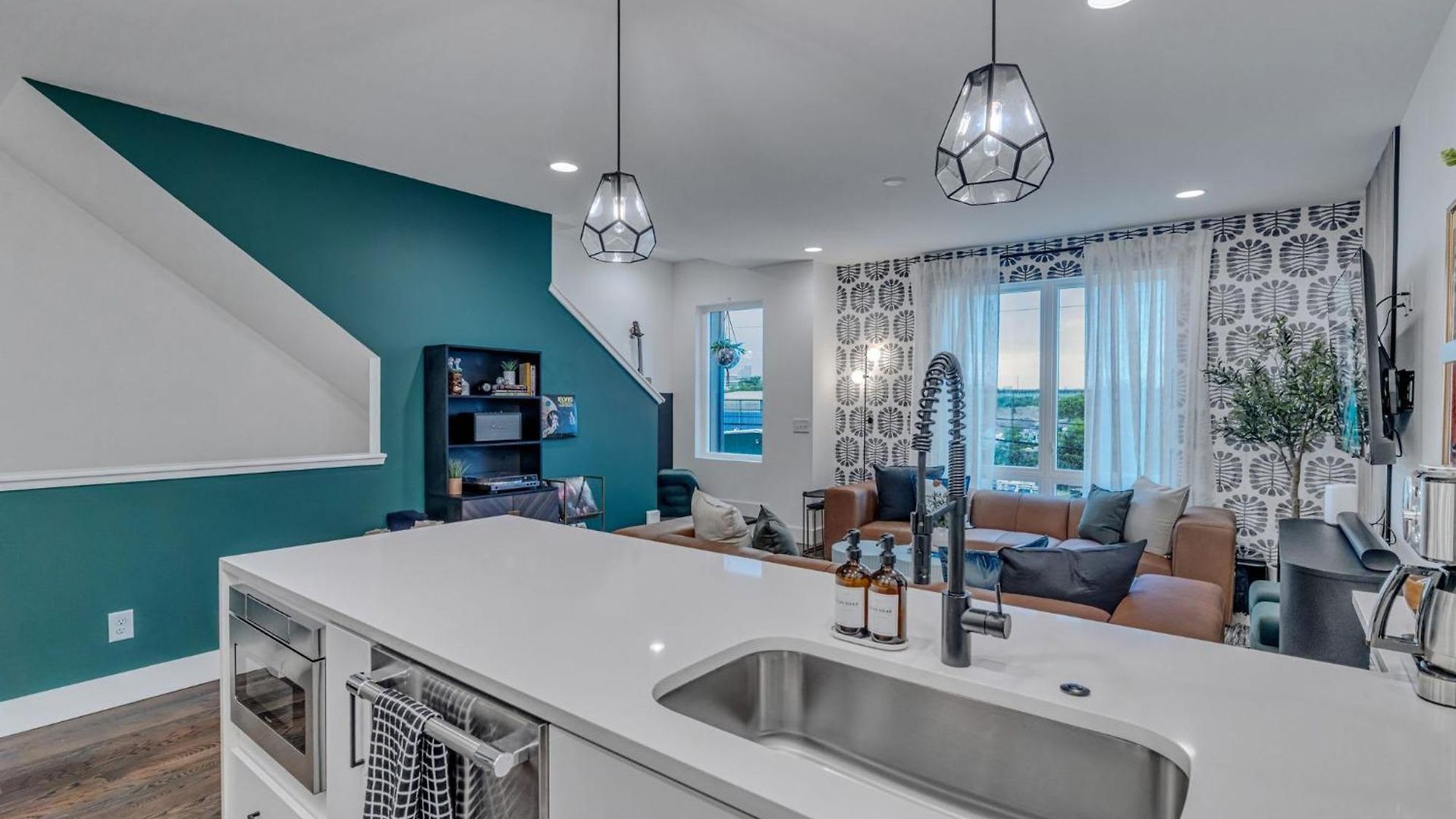 Rooftop Hot Tub & Game - 3 Miles To Downtown Holiday home *