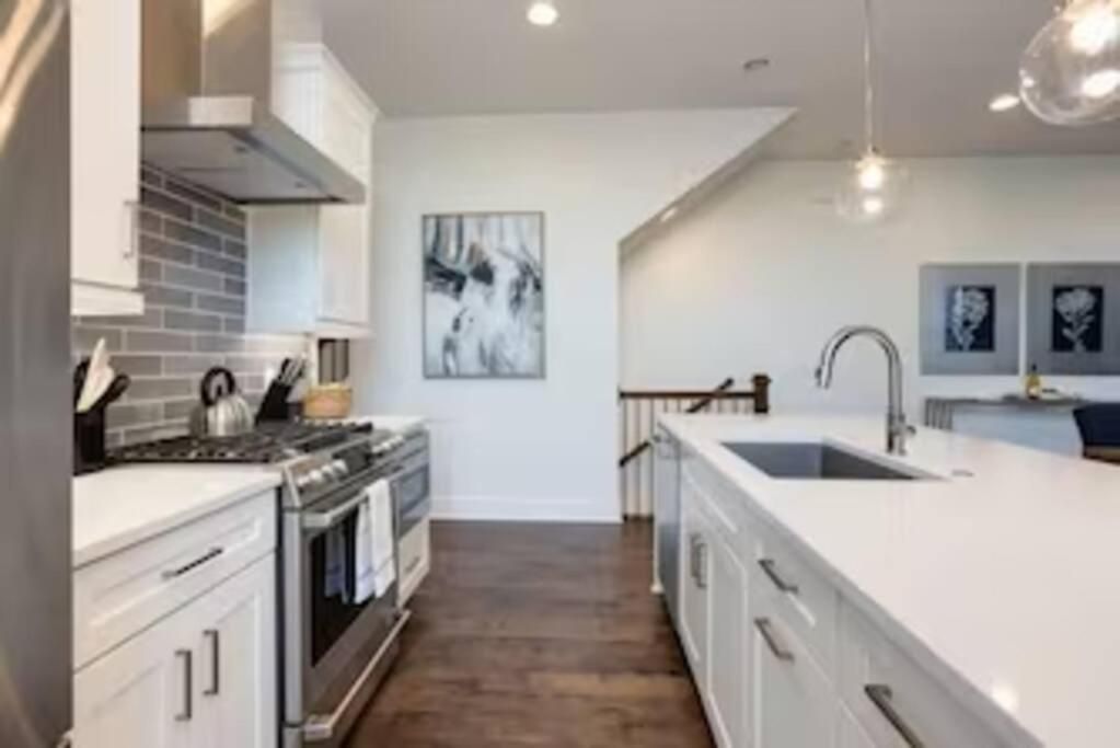 New And Luxurious By Downtown With Rooftop Deck! Nashville