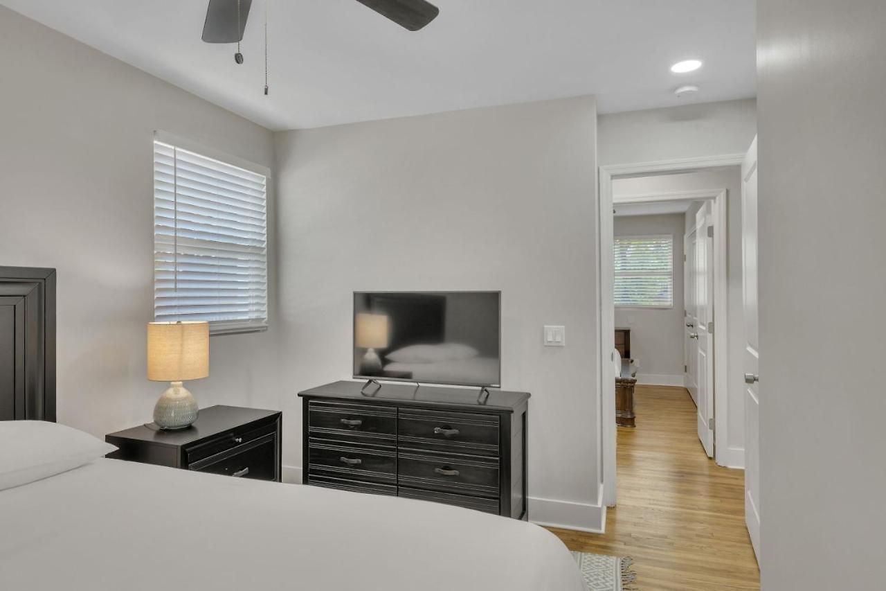 Single Story Pet Friendly Home, With Fenced Yard, Fire Pit, 5min To Downtown!! Holiday home Nashville