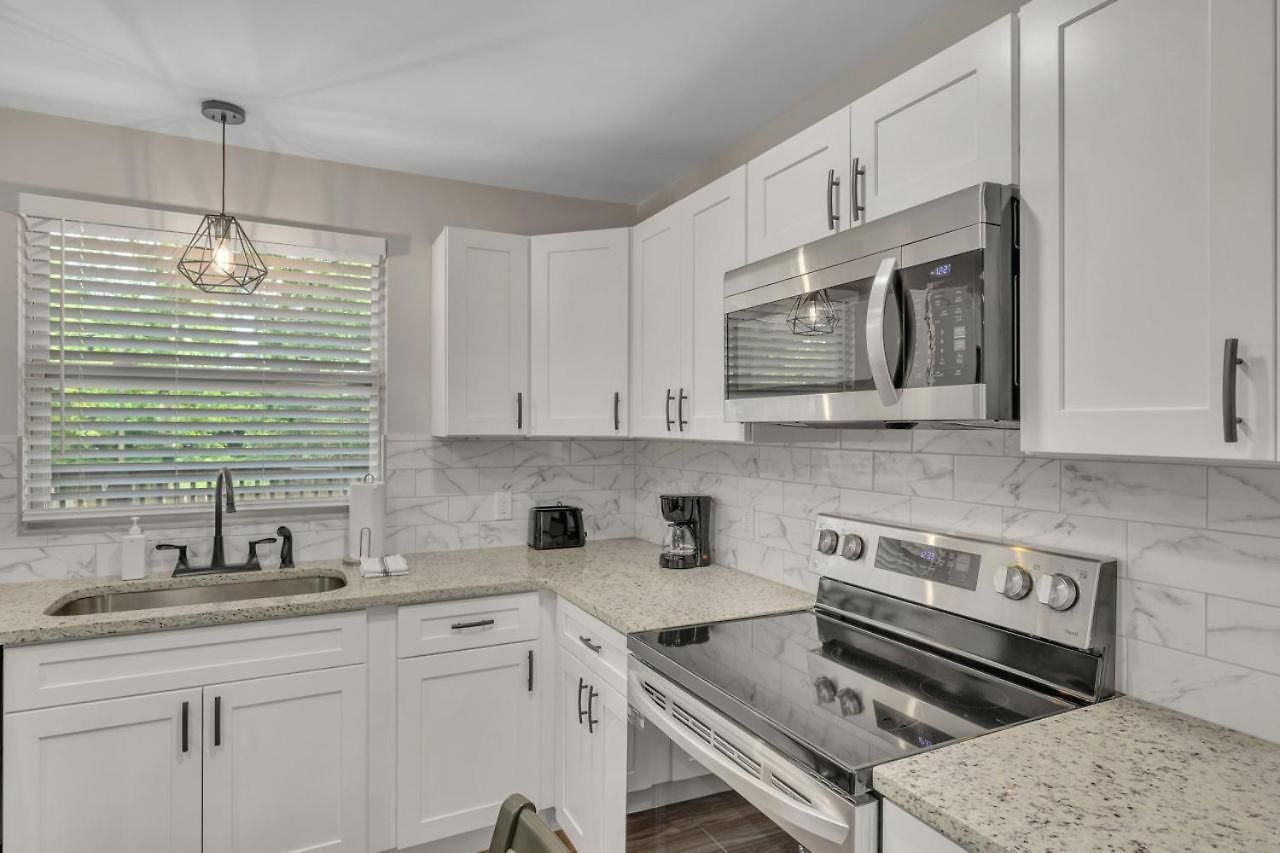 Holiday home Single Story Pet Friendly Home, With Fenced Yard, Fire Pit, 5min To Downtown!! *