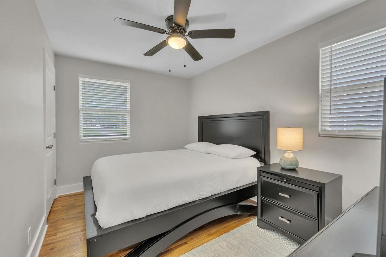 Single Story Pet Friendly Home, With Fenced Yard, Fire Pit, 5min To Downtown!! Holiday home