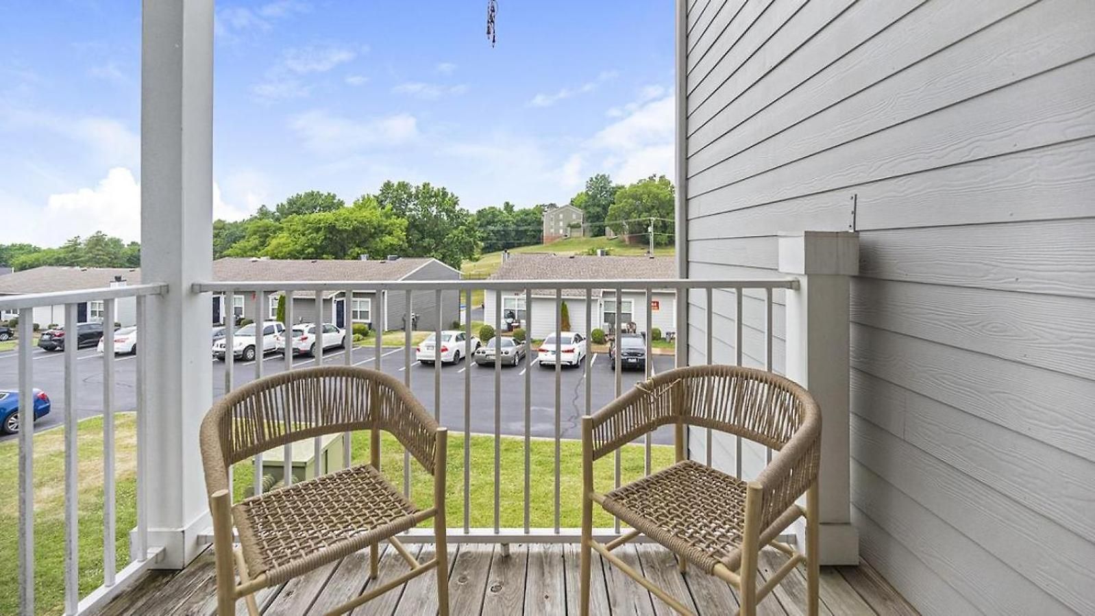 Apartment Landing Modern With Amazing Amenities *