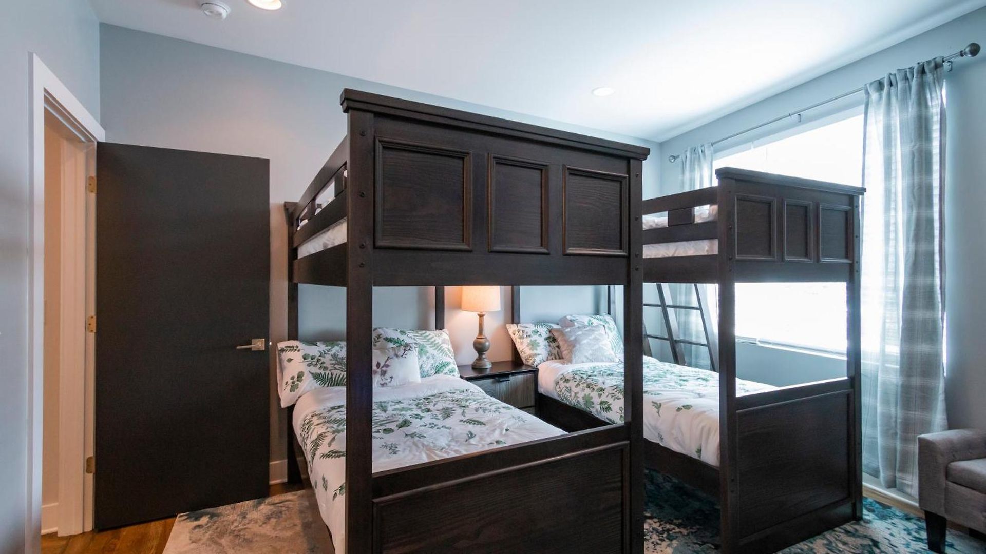 Luxury Townhome Skyline Views Mins To Dt Nashville
