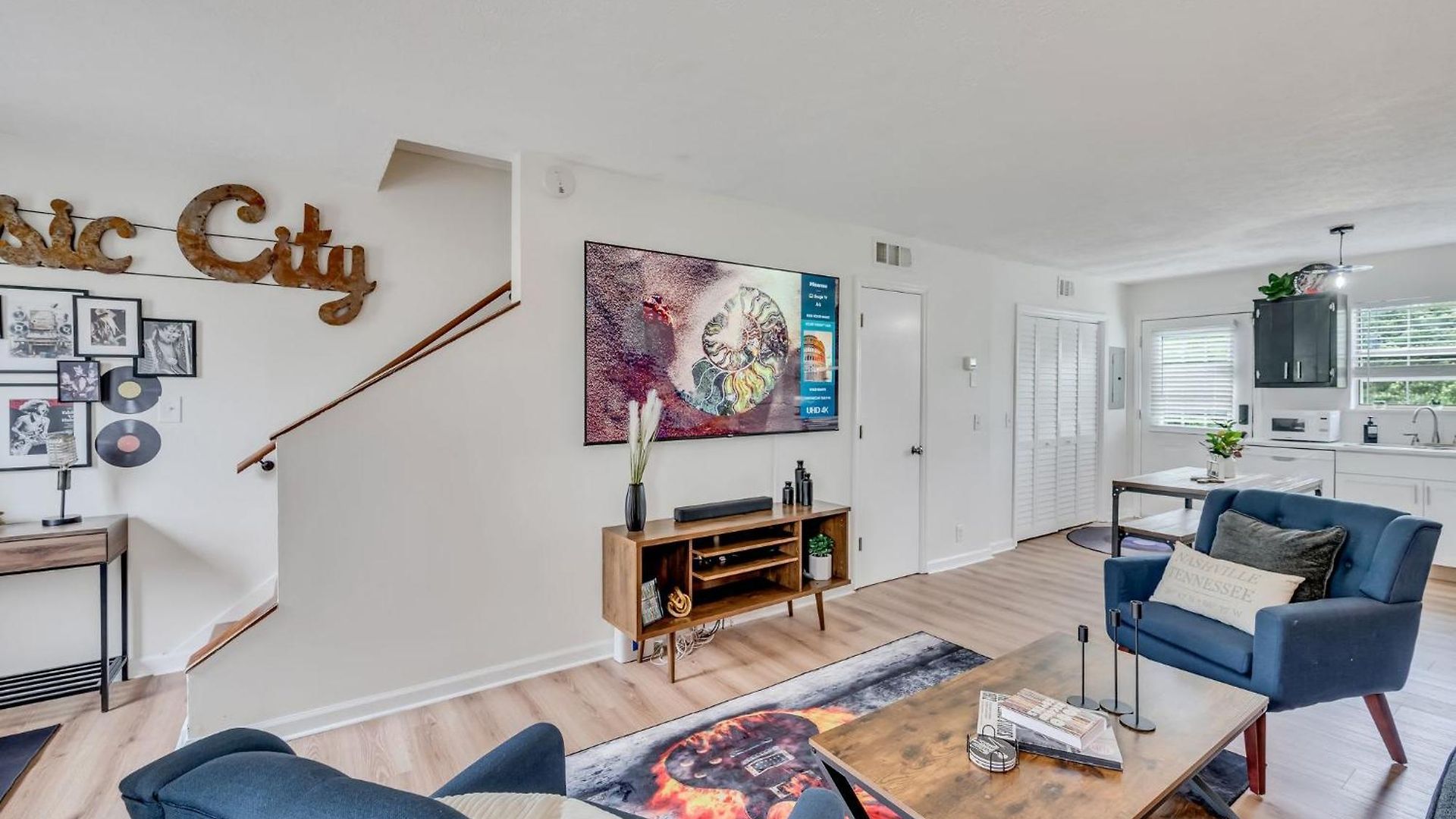 East Nash 12 Mins To Broadway Sleeps 6 *