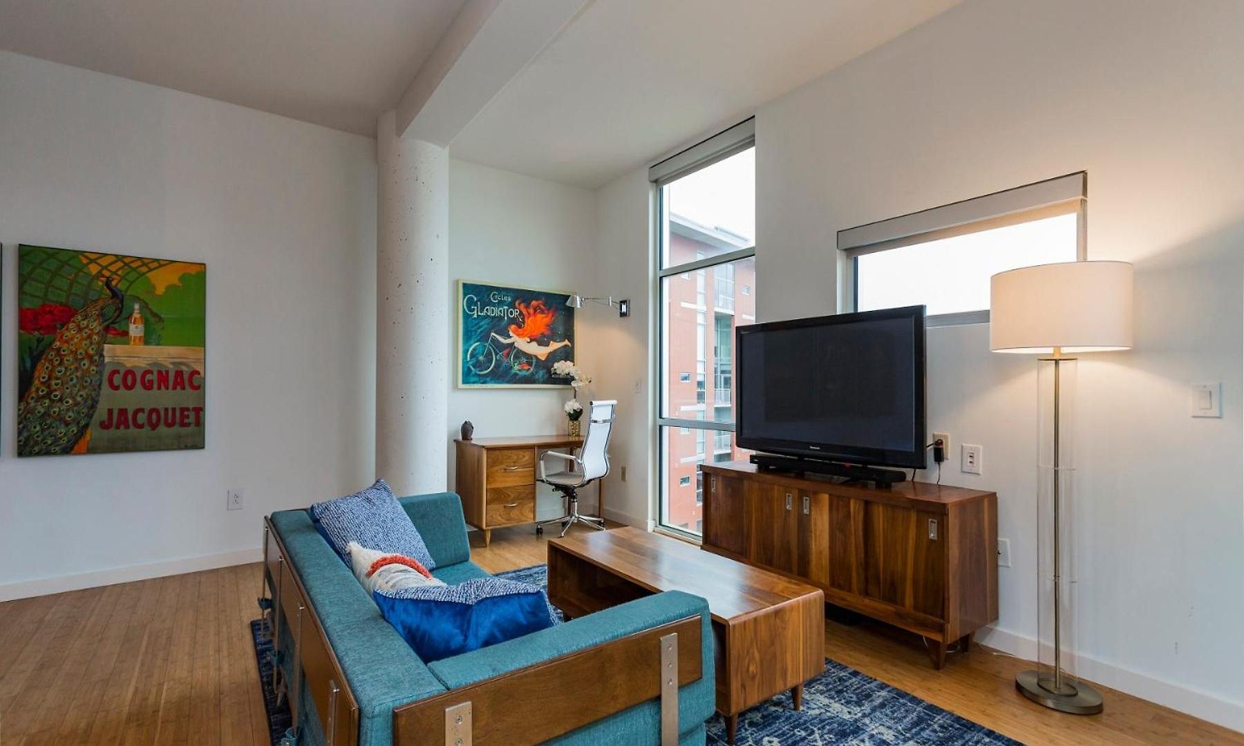 Artsy Extended Retreat Downtown Holiday home