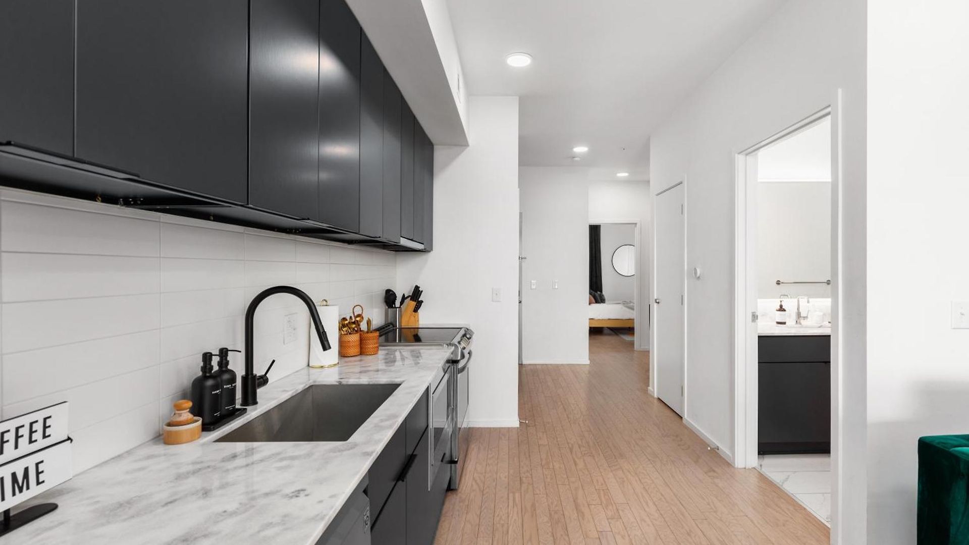 River View High-end With Private Patio And Free Parking