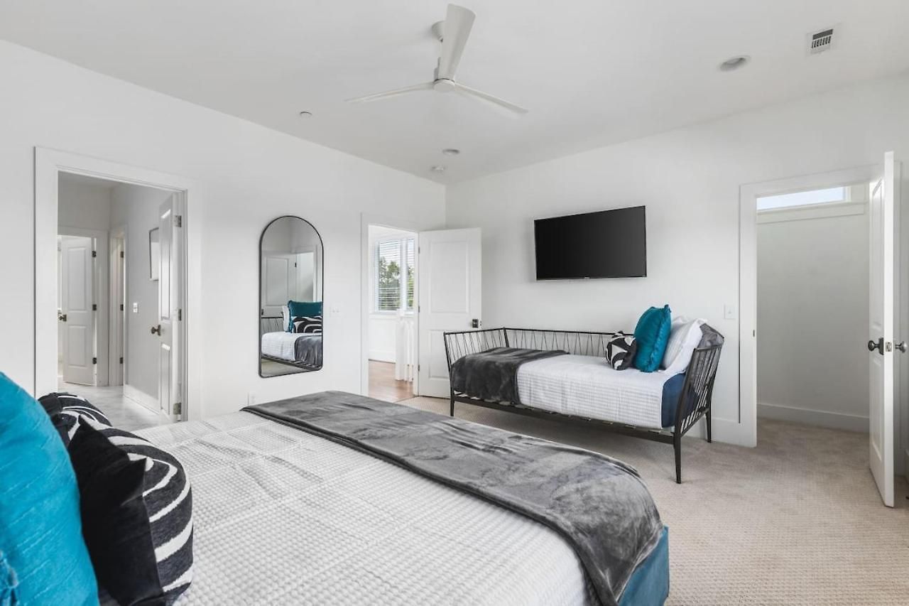 Walk To Belmont, 12 South With Private Patio And Garage *
