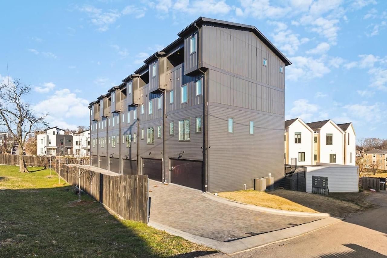 Holiday home Walk To Belmont, 12 South With Private Patio And Garage