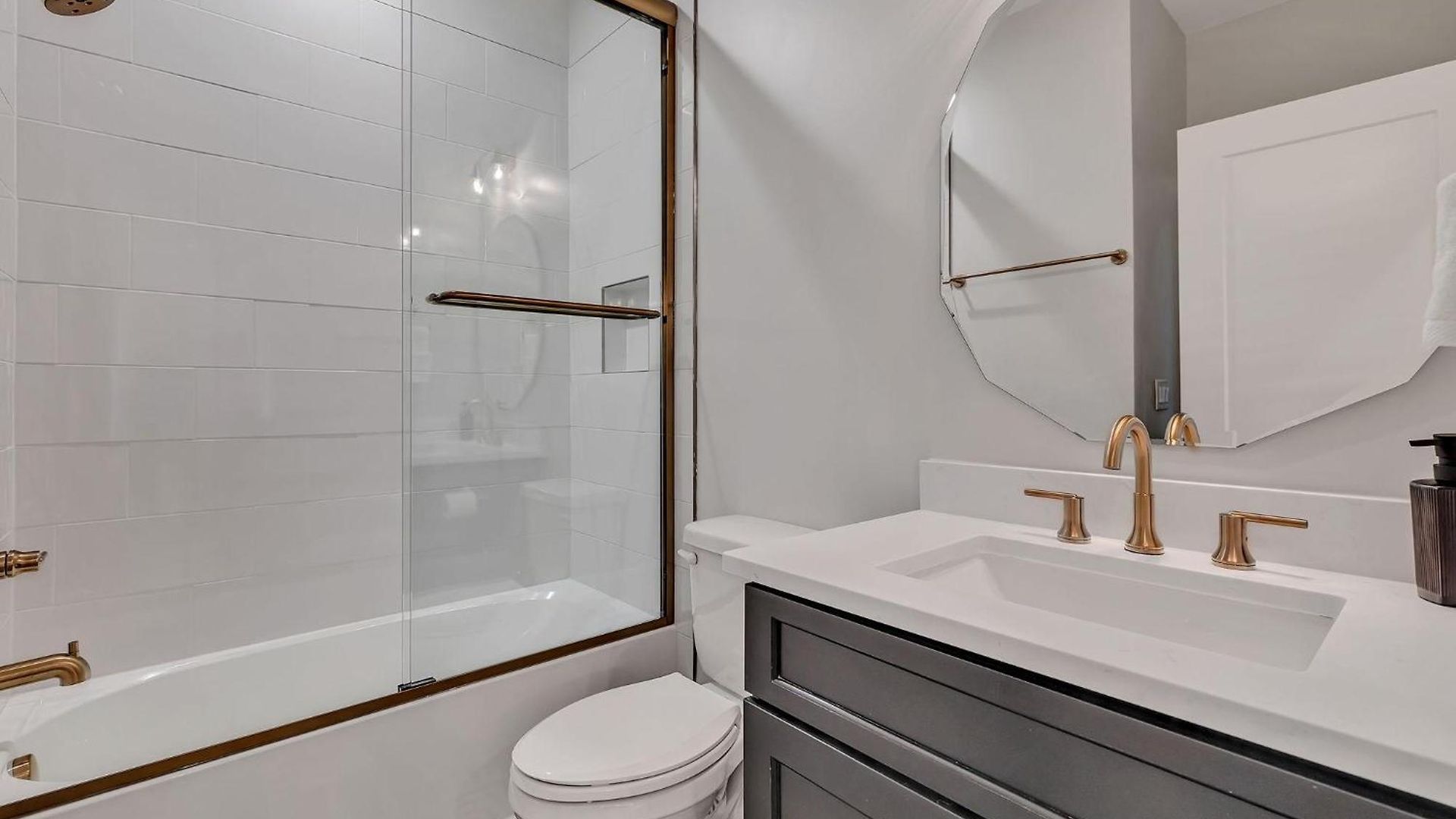 Bass - Private Rooftop - 8 Mins To Broadway Holiday home