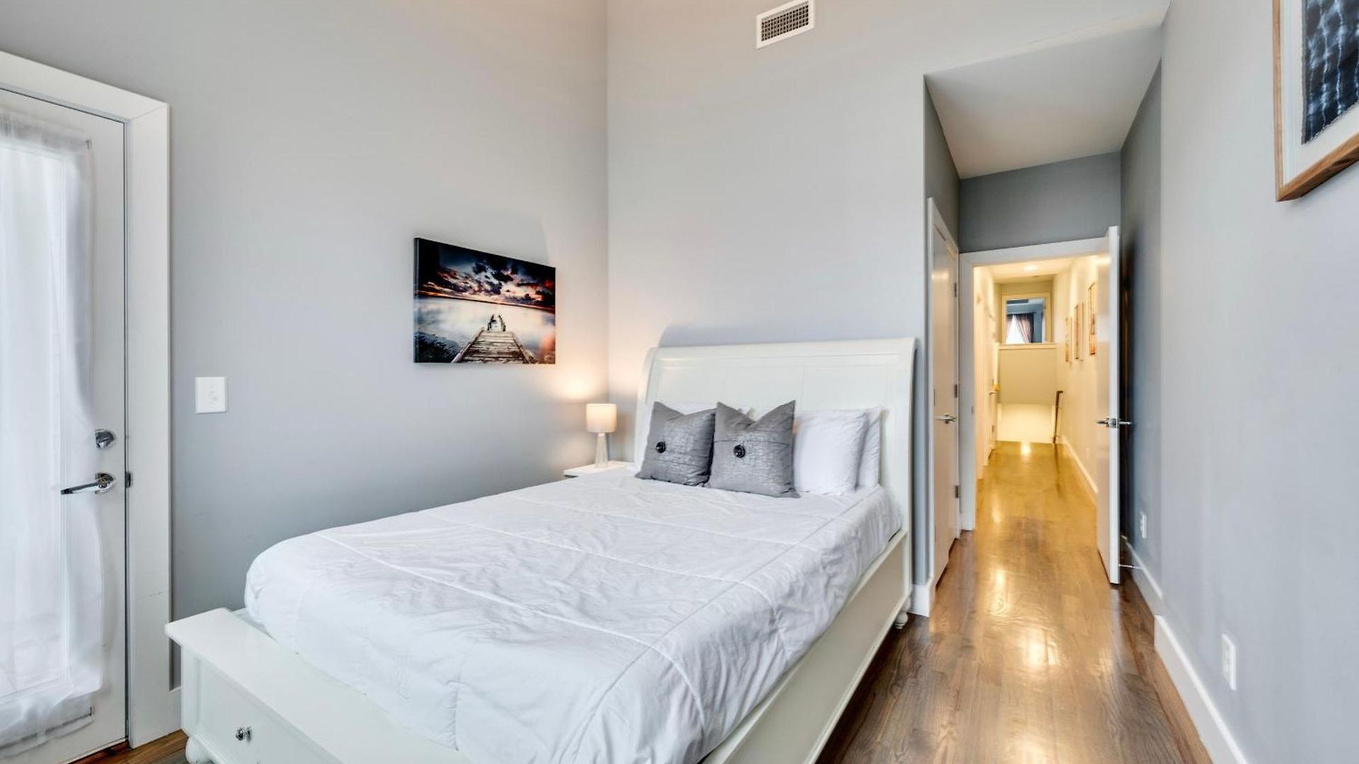 Modern - Mins To Broadway Holiday home