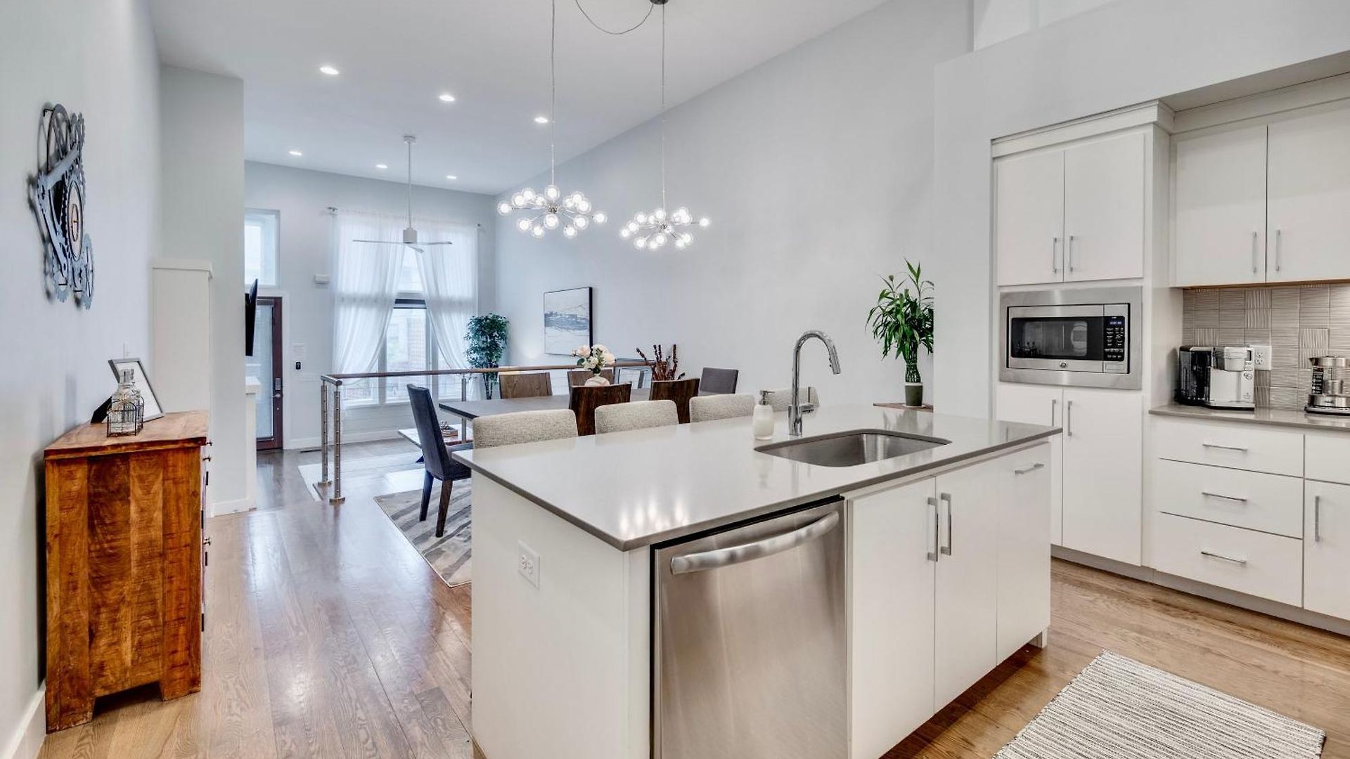 Modern - Mins To Broadway Holiday home *