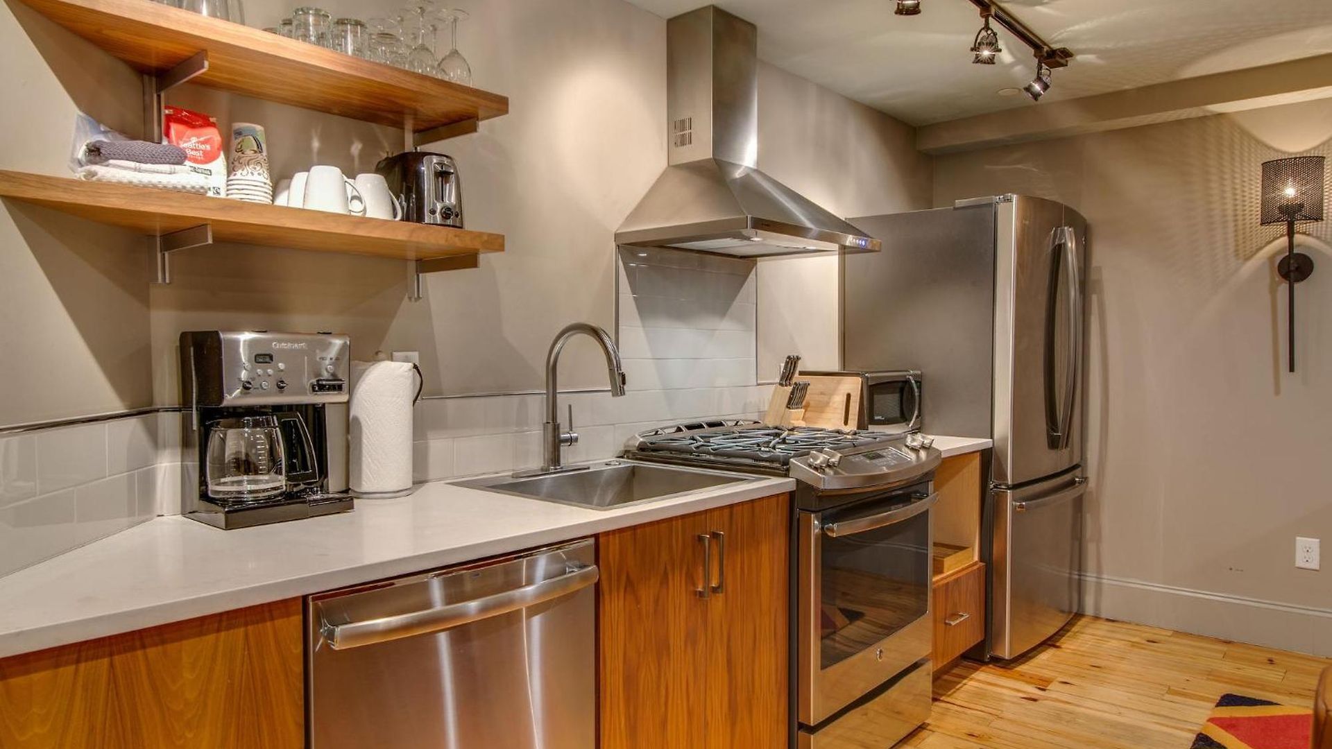 Riverfront Lofts Aparthotel 4*
