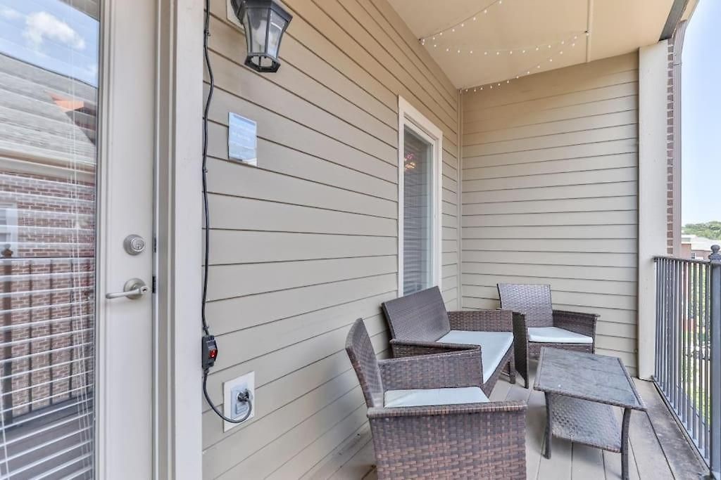 Spacious 3-story West End | Free Garage Parking For 2 | Walk To Vanderbilt & Music Row Apartment Nashville