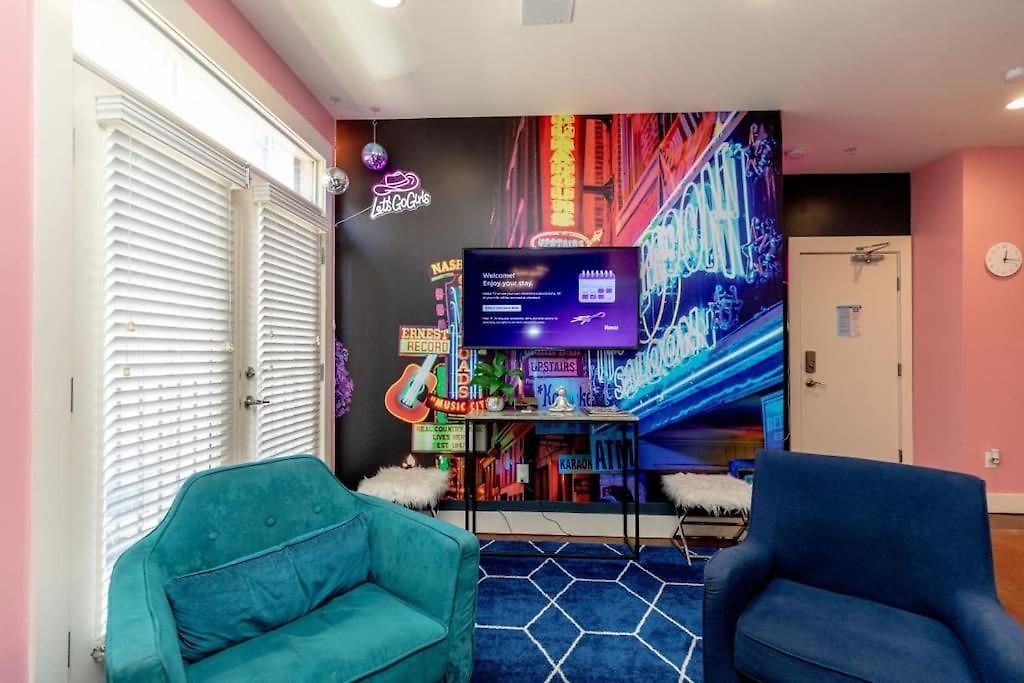 Spacious 3-story West End | Free Garage Parking For 2 | Walk To Vanderbilt & Music Row * Nashville