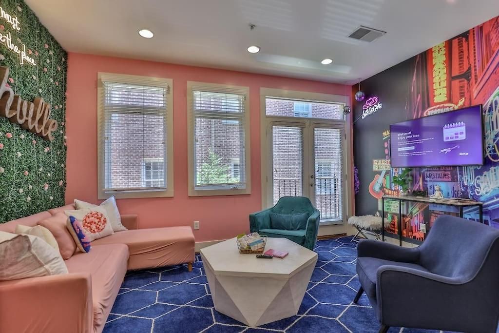 Spacious 3-story West End | Free Garage Parking For 2 | Walk To Vanderbilt & Music Row Apartment Nashville