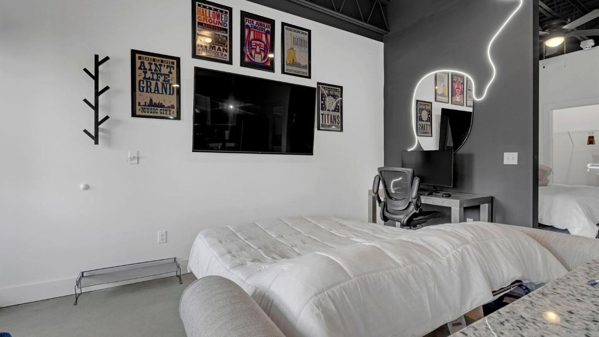 New Sleeps 4 - 7 Mins To Dwtn Apartment