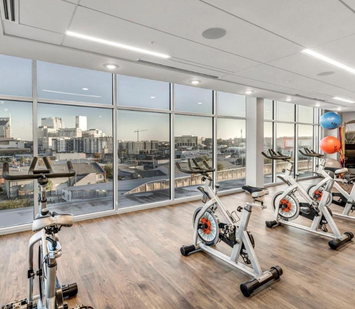 Apartment Hendrix Pool Gym Free Parking