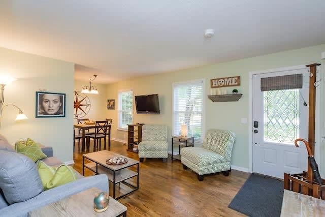 3 Bedroom Only 3 Miles From Downtown