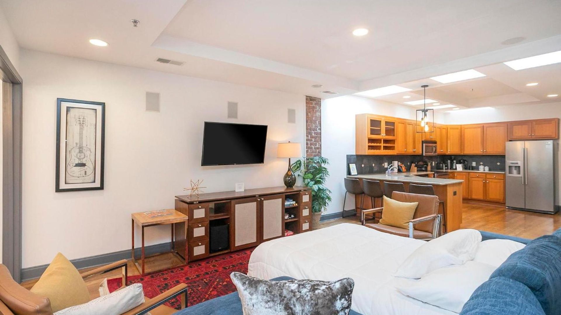 Spacious Penthouse On The Broadway Strip Apartment