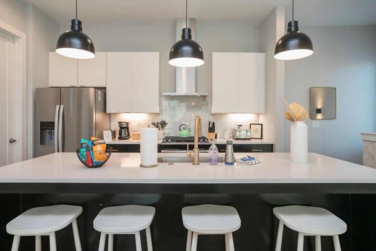 1 Mile To Downtown 4br 4ba W Rooftop Deck *