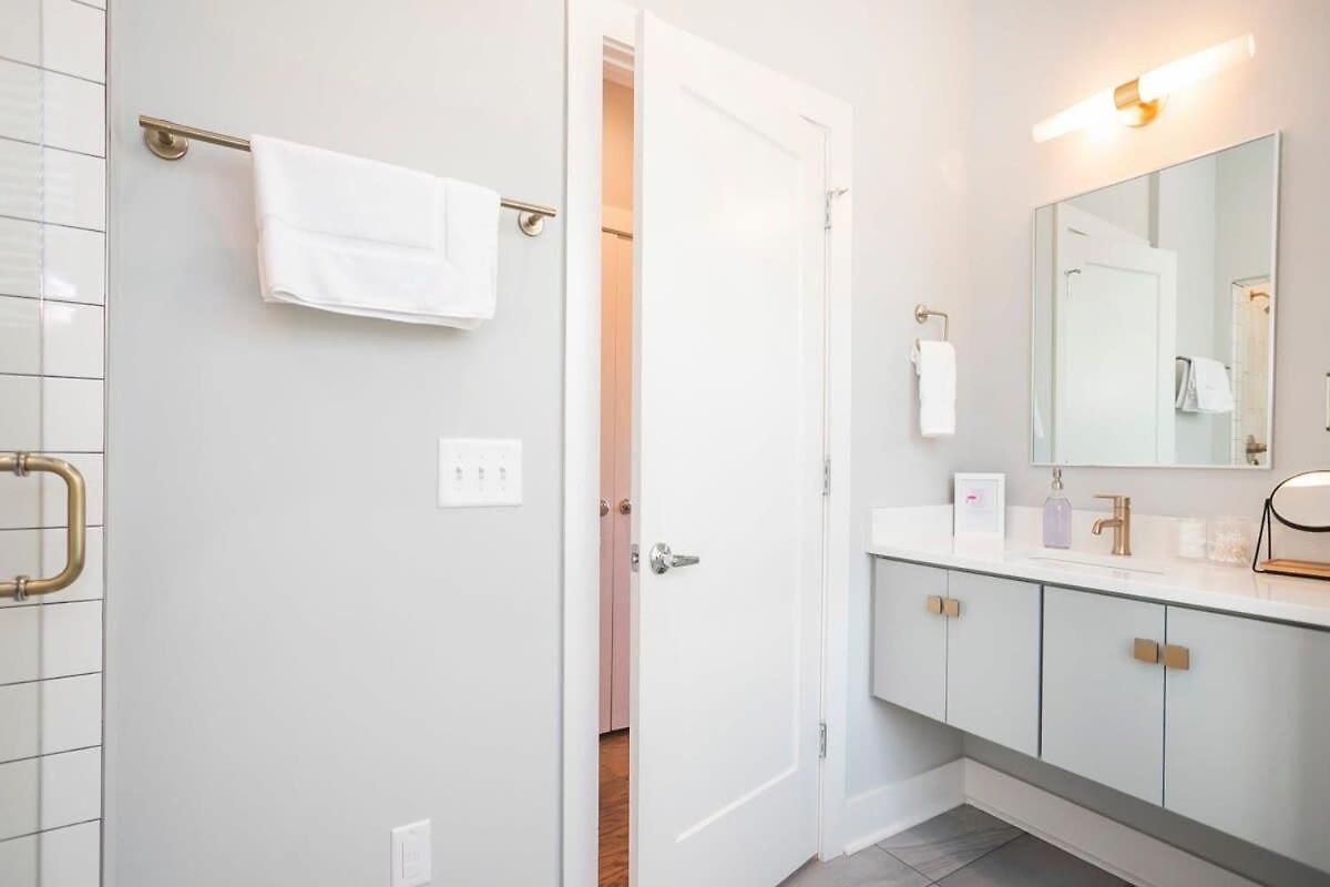 Holiday home 1 Mile To Downtown 4br 4ba W Rooftop Deck *