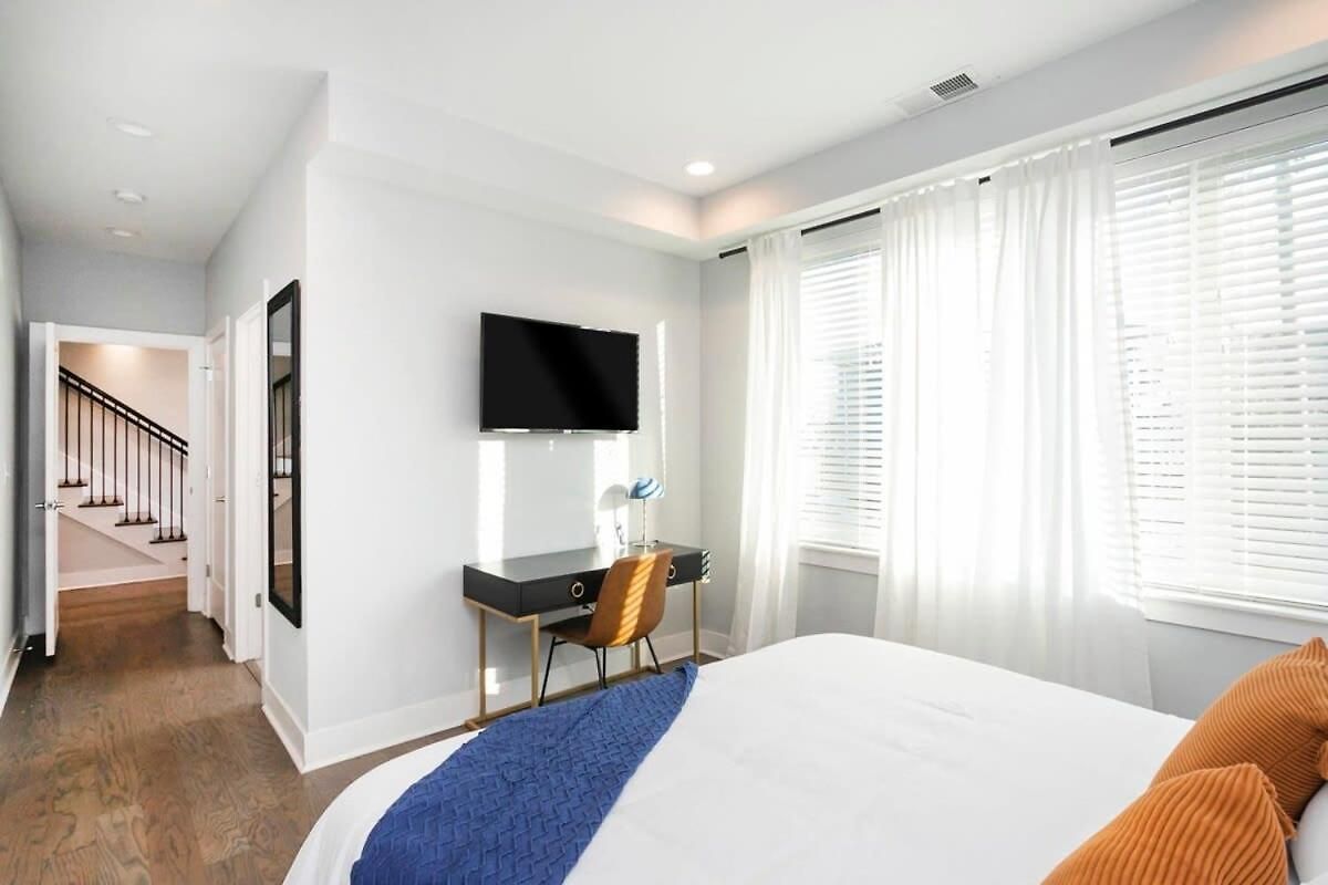 Holiday home 1 Mile To Downtown 4br 4ba W Rooftop Deck *