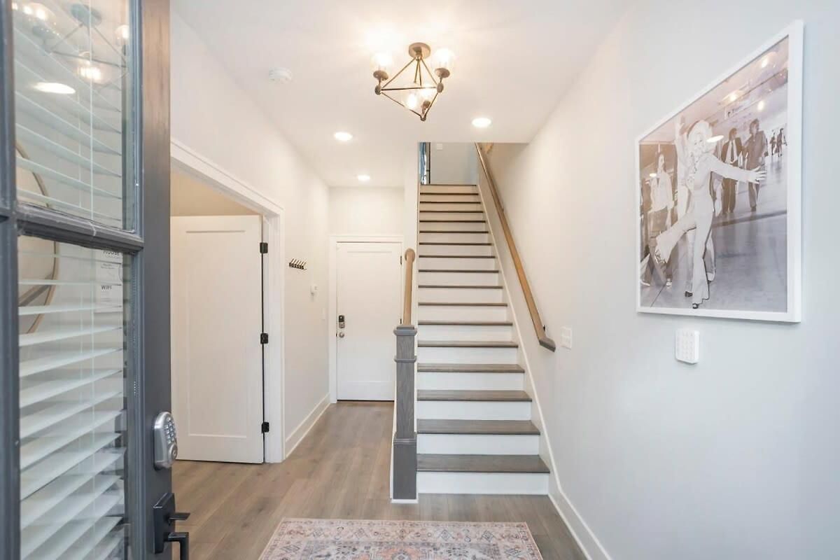 3 King Beds In Hip East Nash 1 Mile To Dwntn Holiday home *