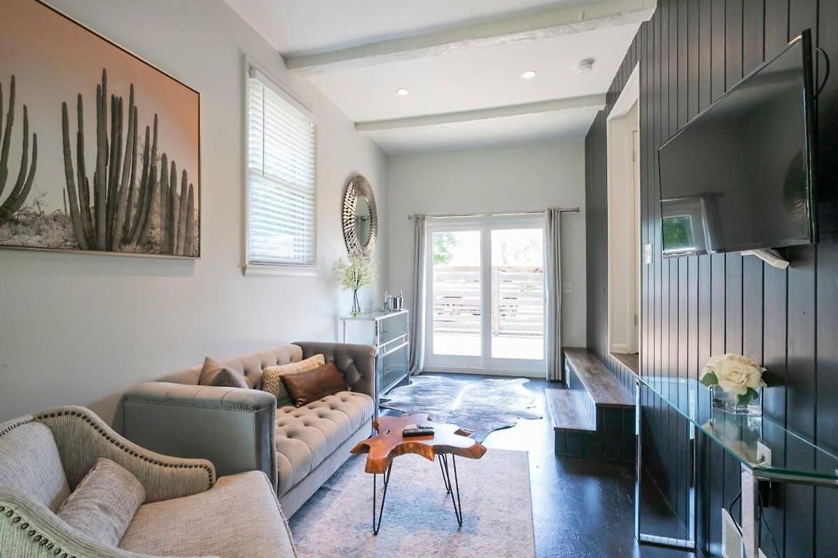 Hip Rustic Ranch Style In East Holiday home *