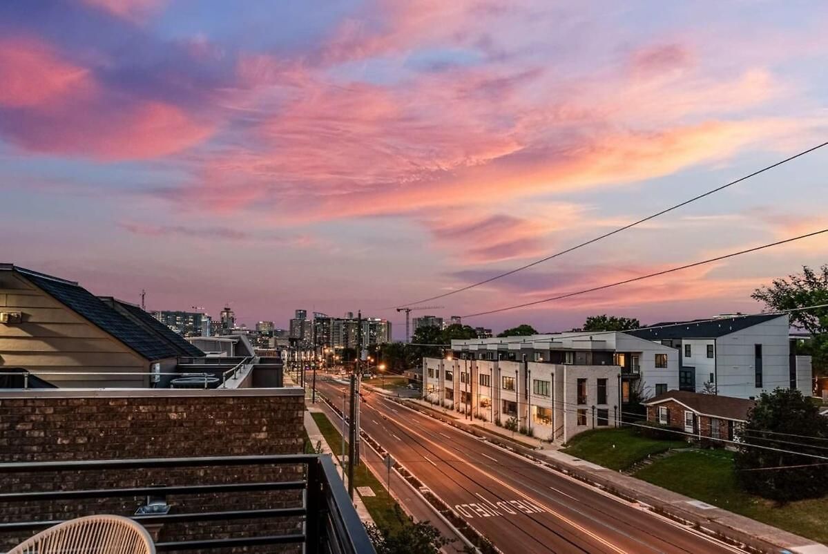 Stylish New Gulch Rooftop Deck W Views Holiday home Nashville
