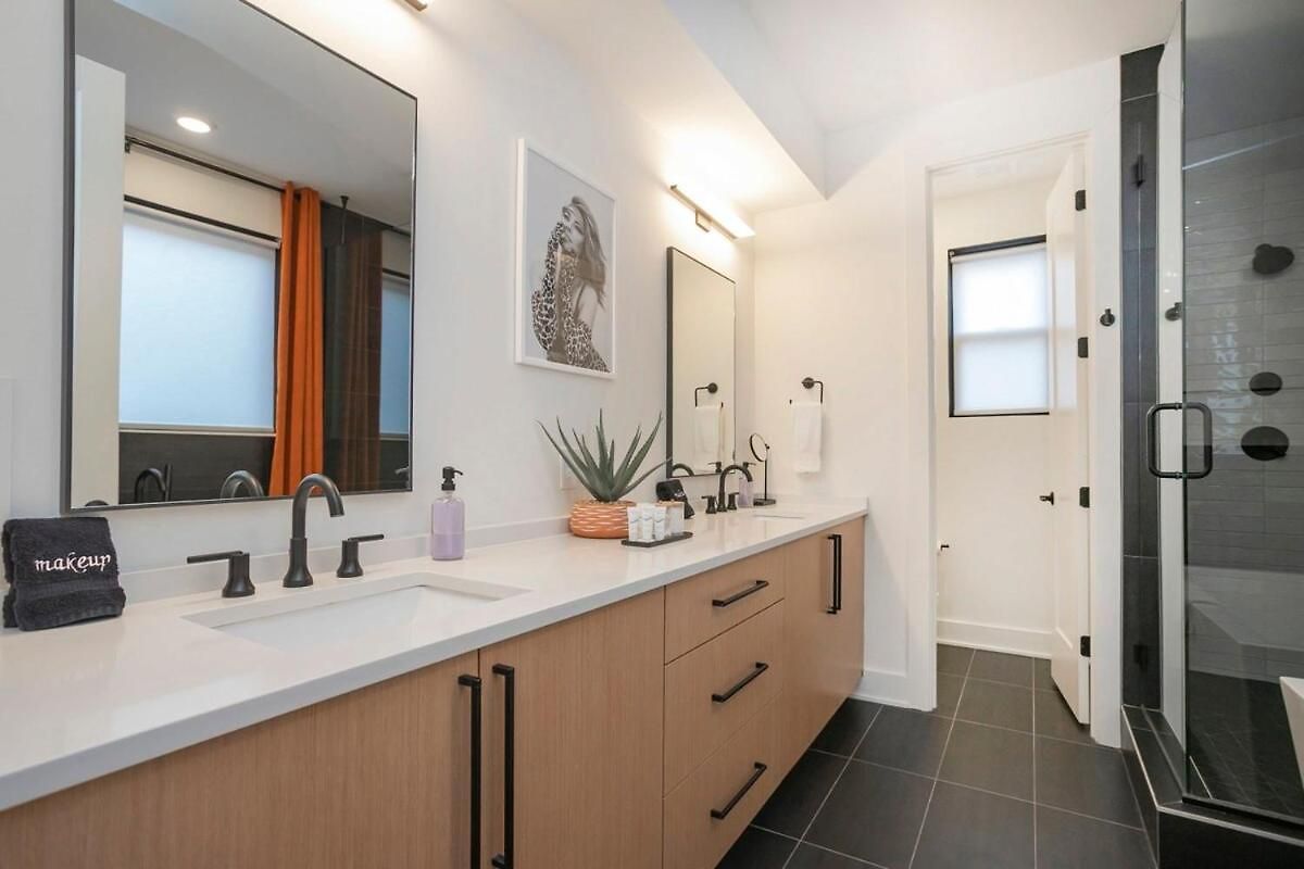 Stylish New Gulch Rooftop Deck W Views Holiday home *
