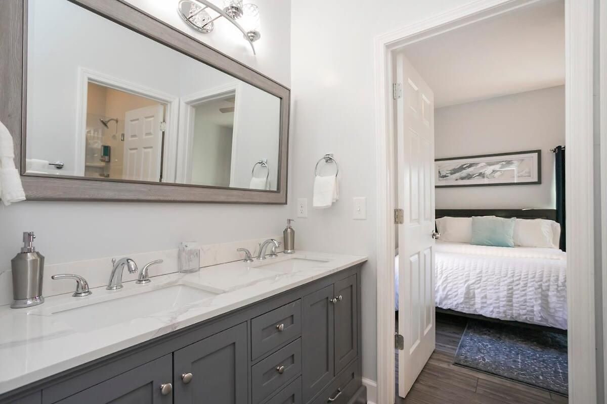 Spacious Only 2 Miles From Downtown Holiday home *