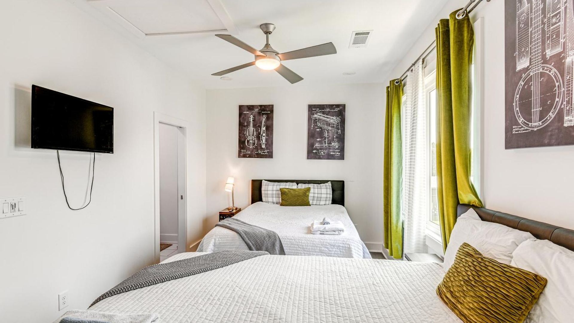 Bright Townhome ~ 5 Mi To Downtown! Holiday home