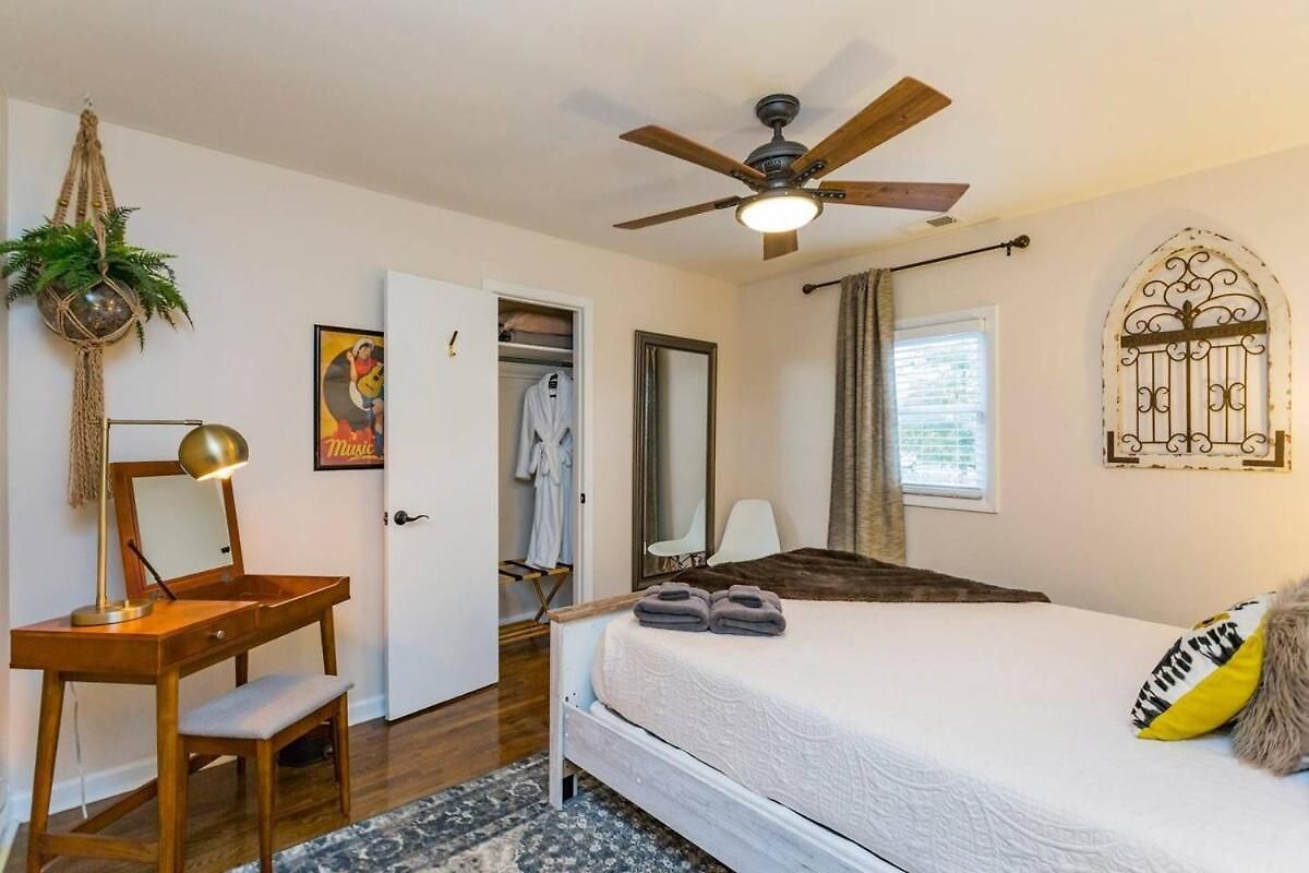 The Johnny And June House Prime Location Holiday home *