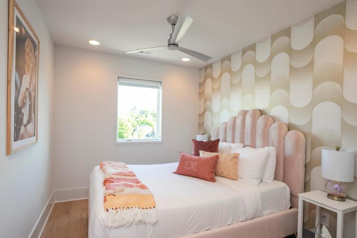 Fabulous Location Walk To Food & Bars Roof Deck Holiday home
