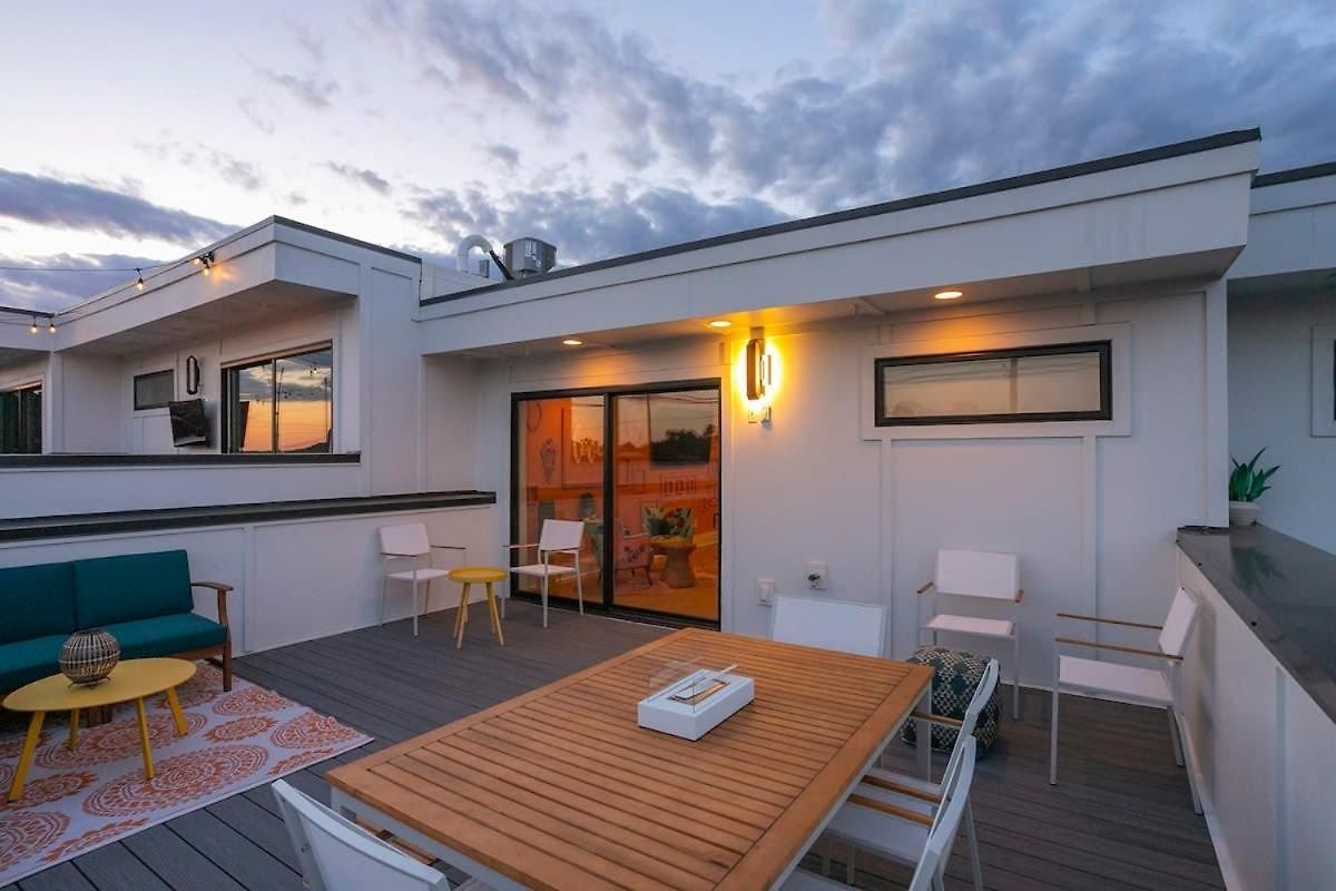 Fabulous Location Walk To Food & Bars Roof Deck Holiday home