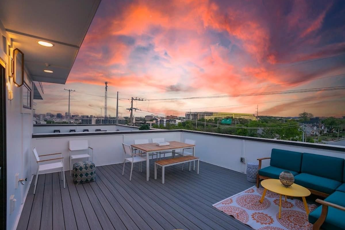 Fabulous Location Walk To Food & Bars Roof Deck Holiday home Nashville