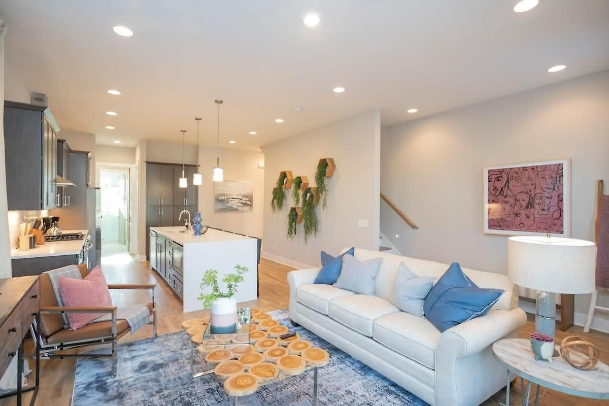 Holiday home 2 Miles To Broadway W Rooftop Deck Grill & Garage