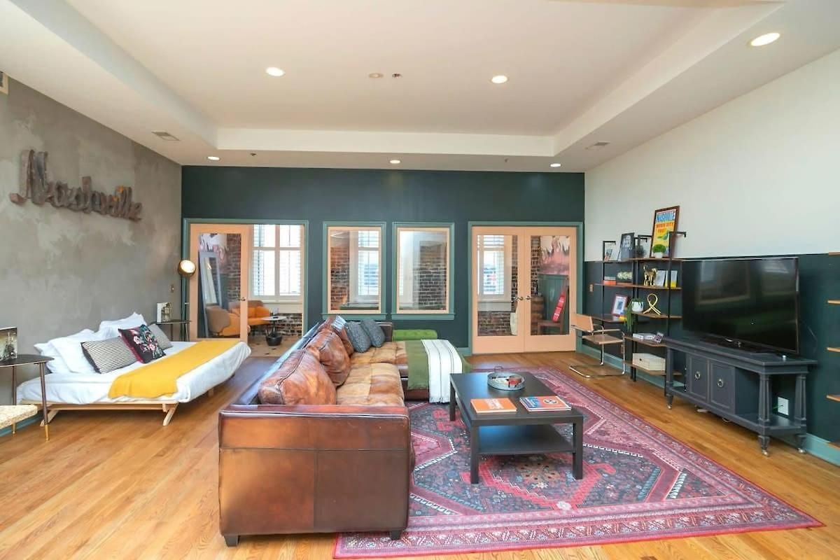 Broadway Penthouse Above Live Music & Bars Holiday home Nashville
