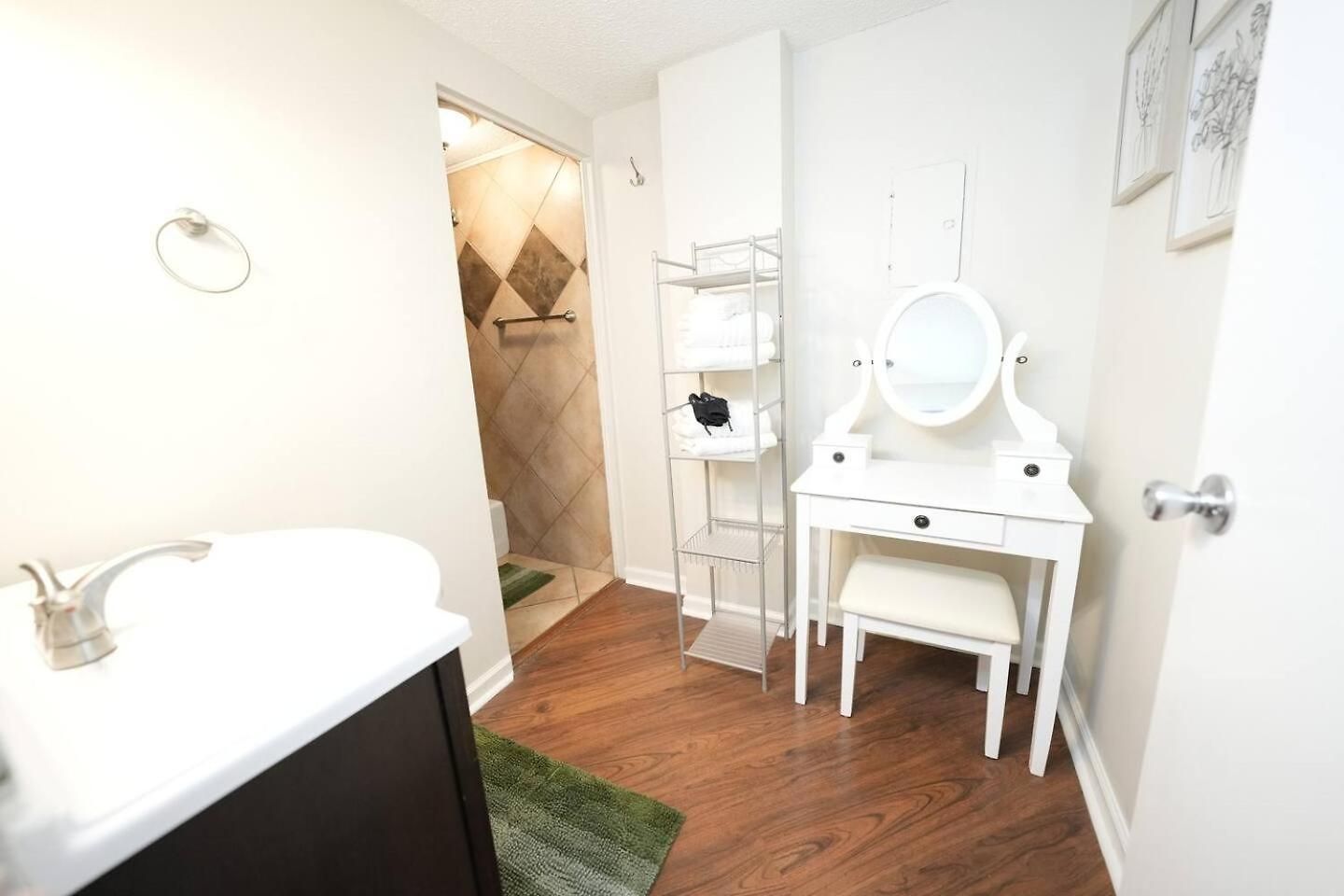 Traveling Nurses And Professionals Parking Included Pet Friendly Downtown Apartment *