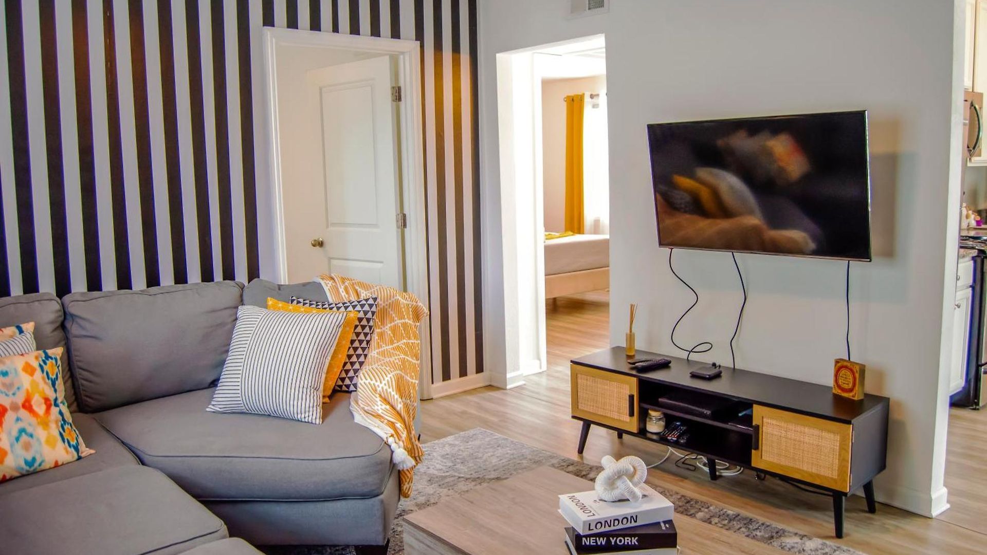 Cozy Condo, Minutes From Broadwy, Sleeps 5 *