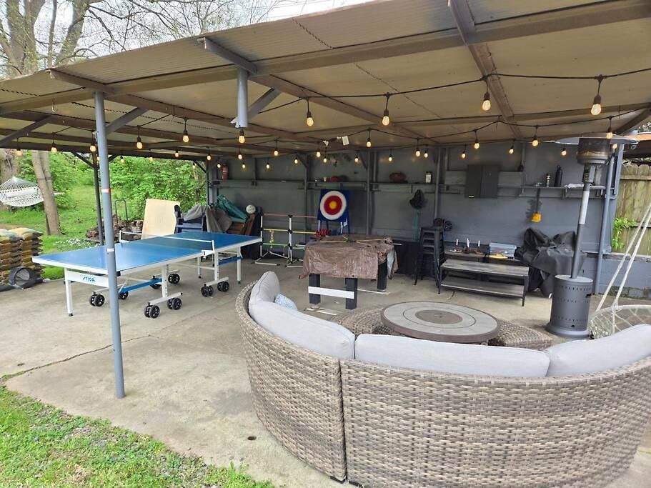 East Retreat, Outdoor Oasis, Sleeps 12, Four Bedrooms Holiday home *