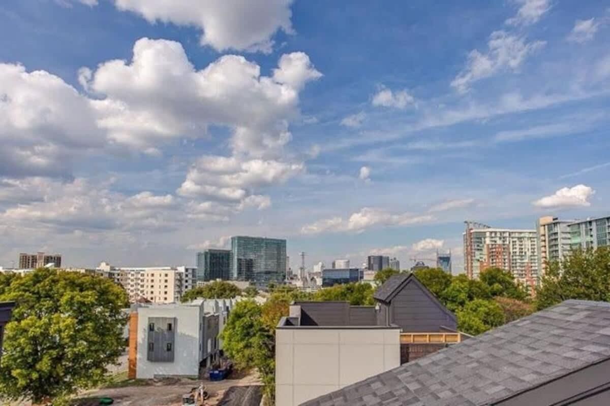 Getaway - Rooftop, Garage, Near Broadway!