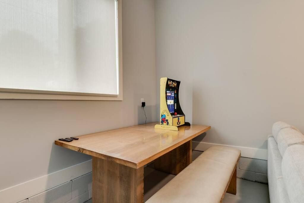 3bd -rooftop Escape- Steps From The Gulch Fun *
