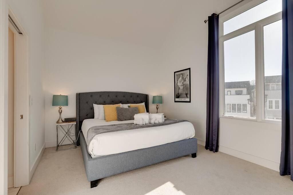 Epic Location- Steps From 12th S, Sleep12 Holiday home