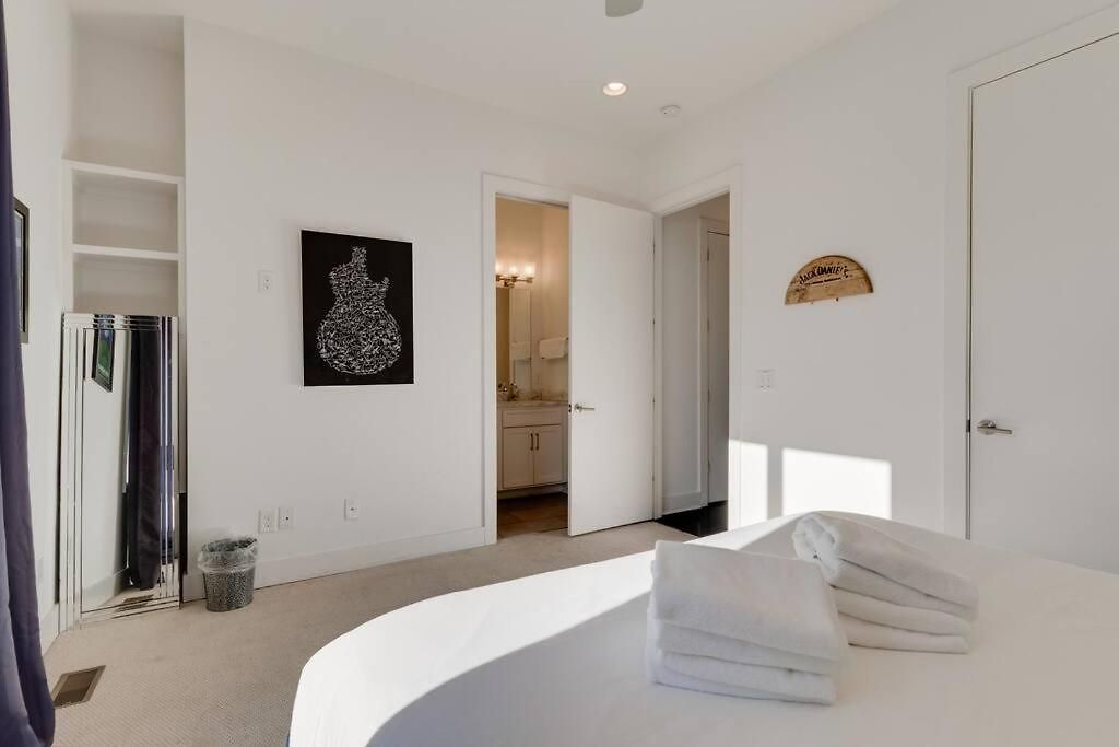 Epic Location- Steps From 12th S, Sleep12 Holiday home *