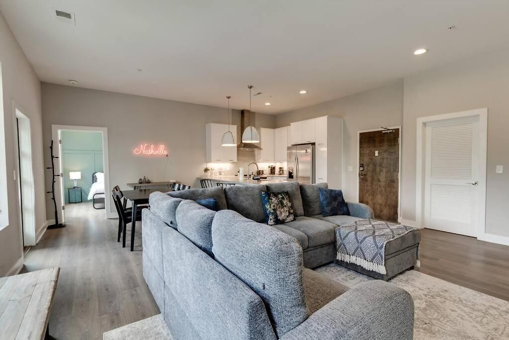 Apartment Spacious 2bd-close To Everything Nashville